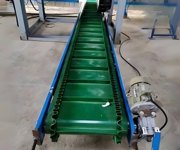 High cleated with side wall belt conveyor
